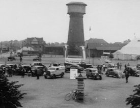 Straßenbahndepot am Neumarkt *8 - Das Straßenbahndepot ist das Gebäude zwischen dem Wasserturm und dem Festzelt. Aufgenommen im Jahre 1932 anläßlich der Opel-Ausstellung der Firma Walter Puhlmann.